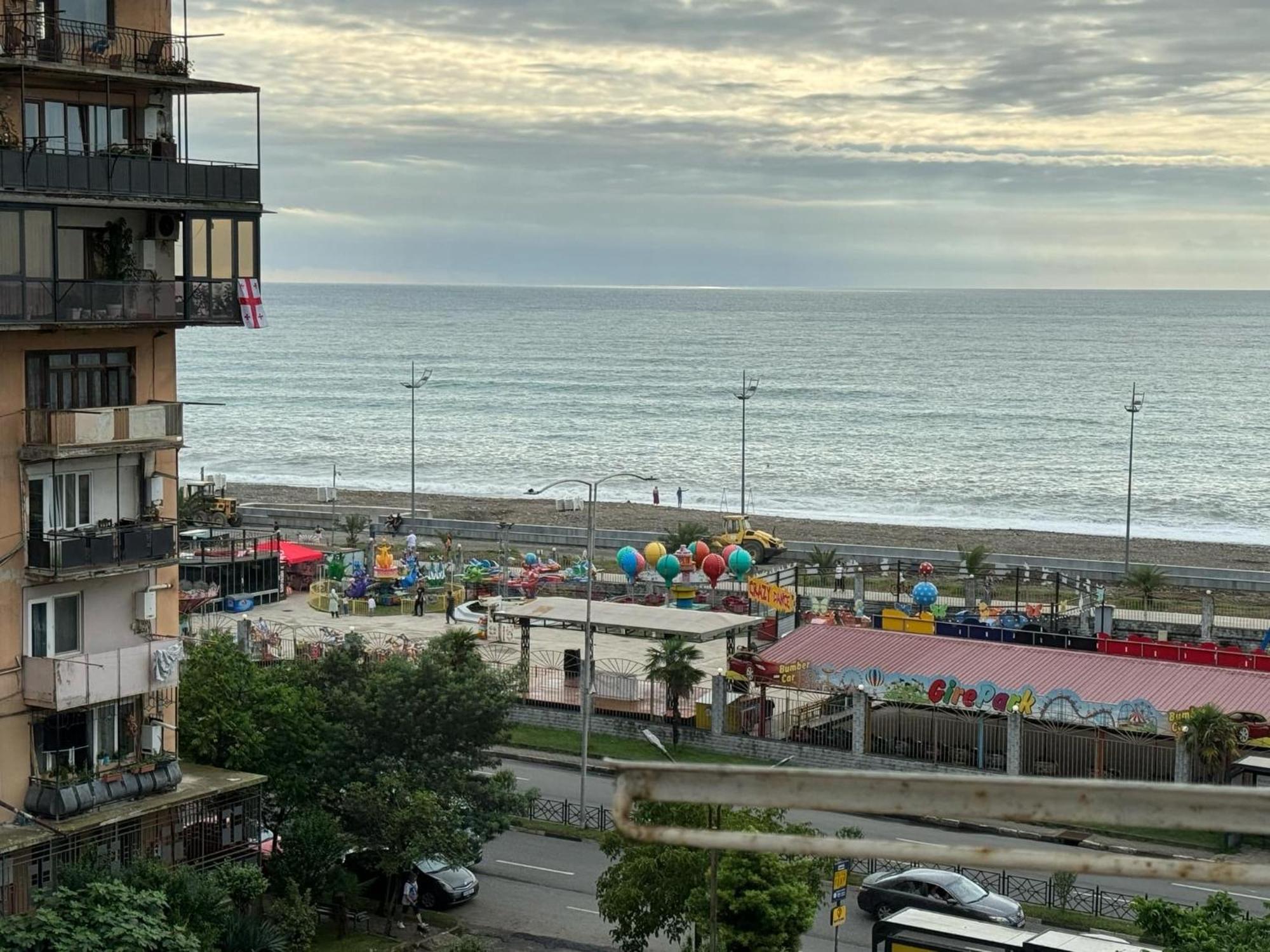Apartment Near The Sea บาทูมิ ภายนอก รูปภาพ